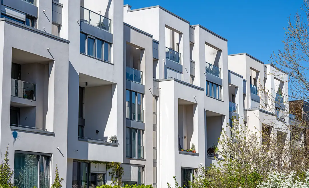 Fachada de un edificio moderno de obra nueva