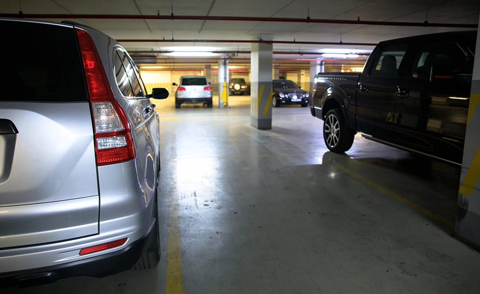 Coches en un parking subterráneo